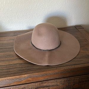 Sun hat, light brown taupe color with chain detail